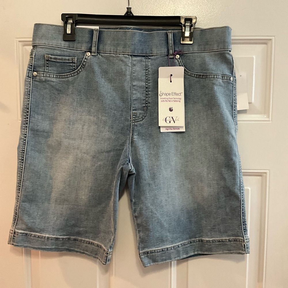 NWT ~ Gloria Vanderbilt High Rise Bermuda Shorts  sz. 16